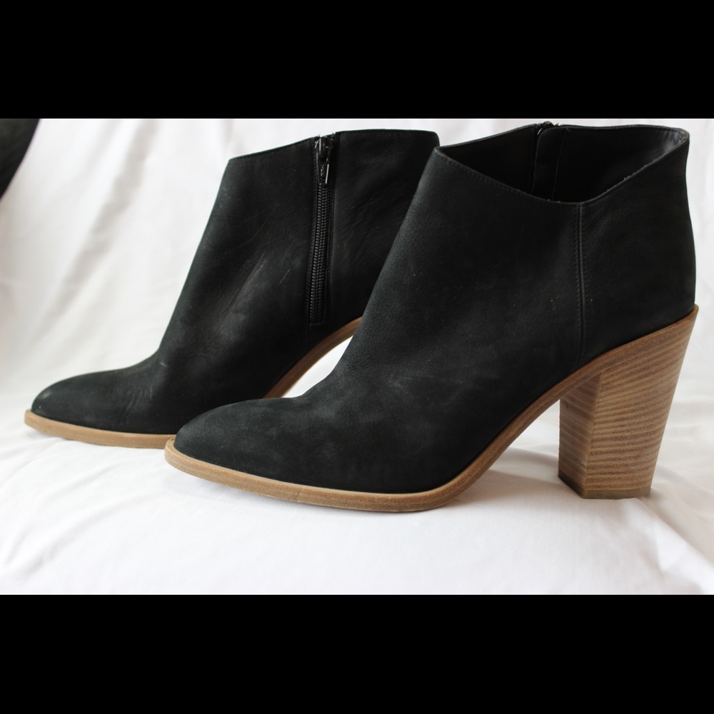 Sassy Vince ankle boots, like new!